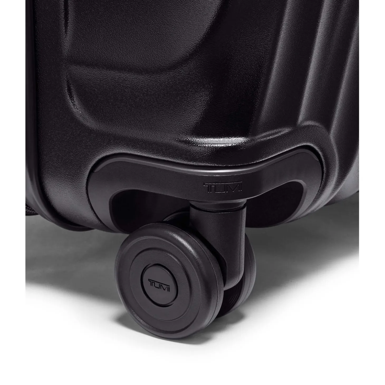 TUMI19 DEGREE Short Trip Expandable 4 Wheel P/C